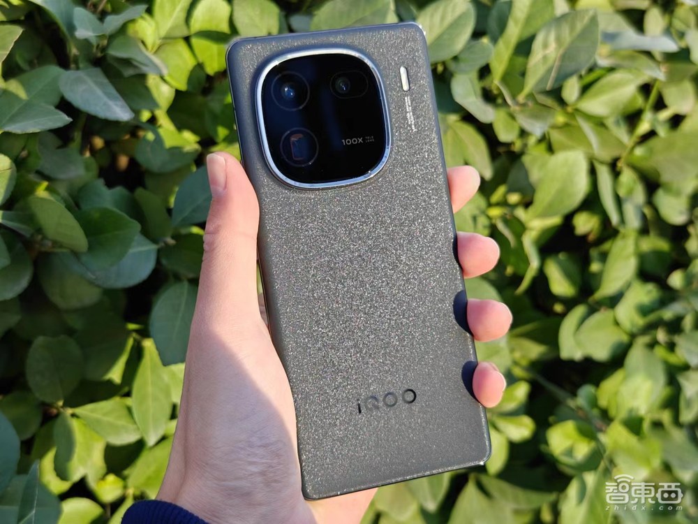 iQOO 12 Pro深度体验:PC级游戏体验成真,影像长焦出彩,AI大模型加持的小V很能干