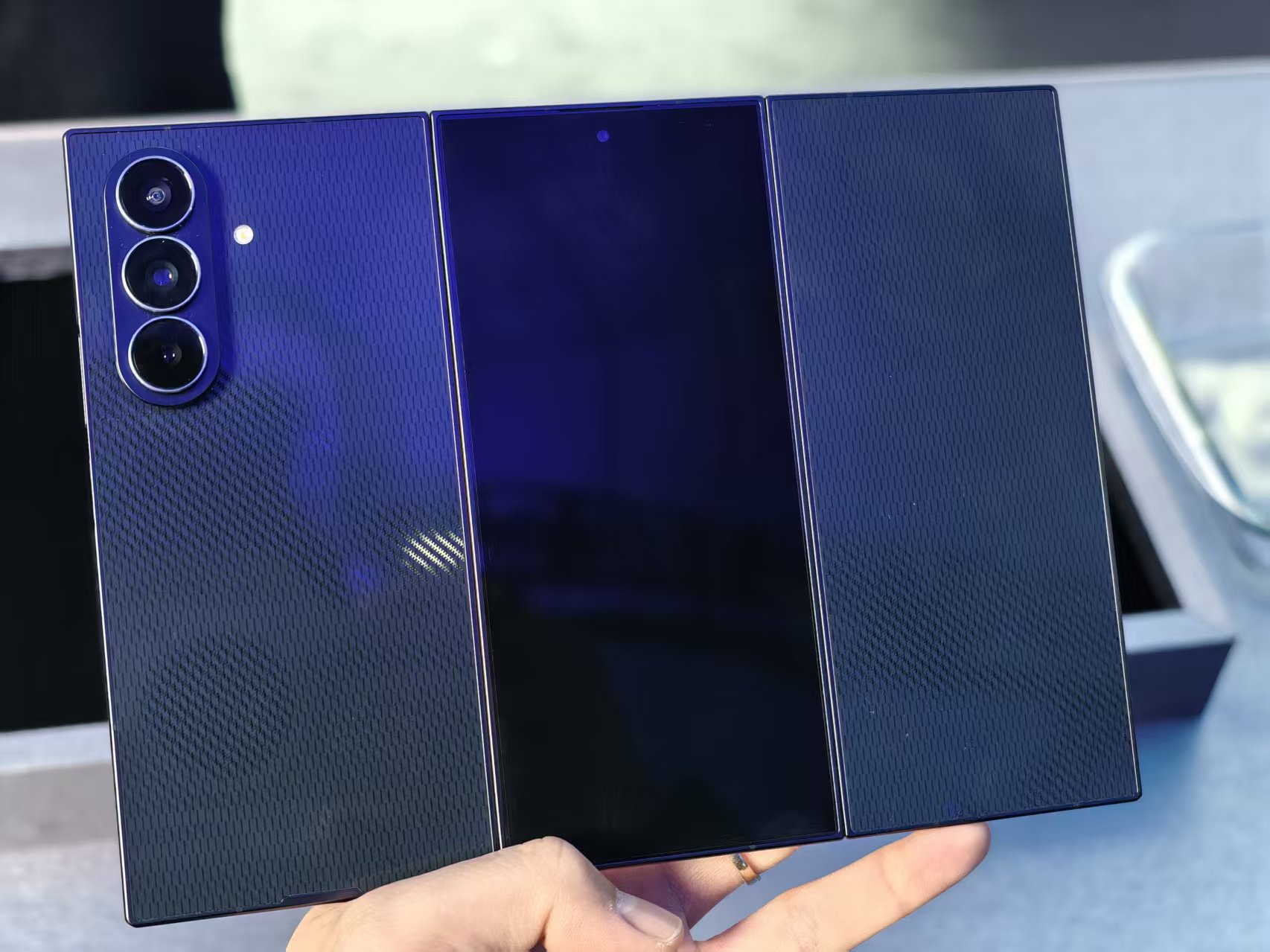 中国首秀!19999元的三星三折叠来了,真机上手体验,屏幕交互有点惊艳