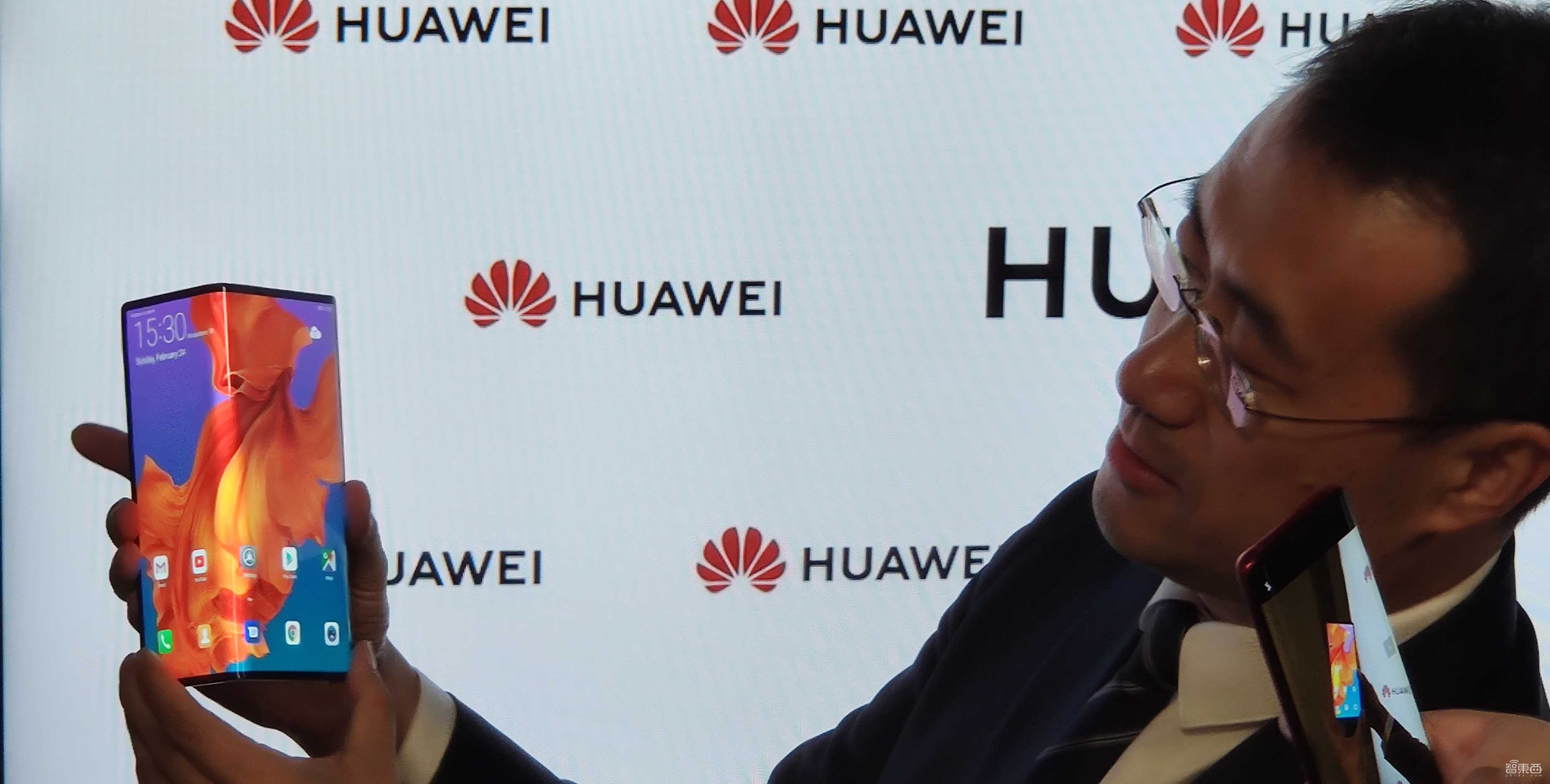 1万7,6月开卖!华为5G折叠屏手机来了,黑科技爆表【附上手视频】