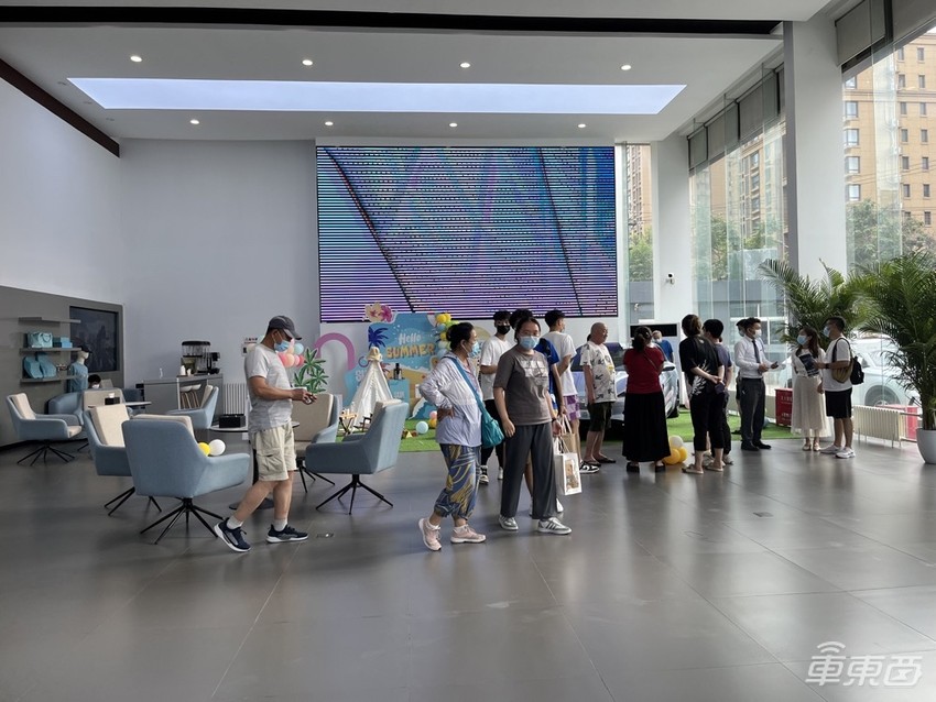 6万人等提车，特斯拉平替，比亚迪海豹有这么火？