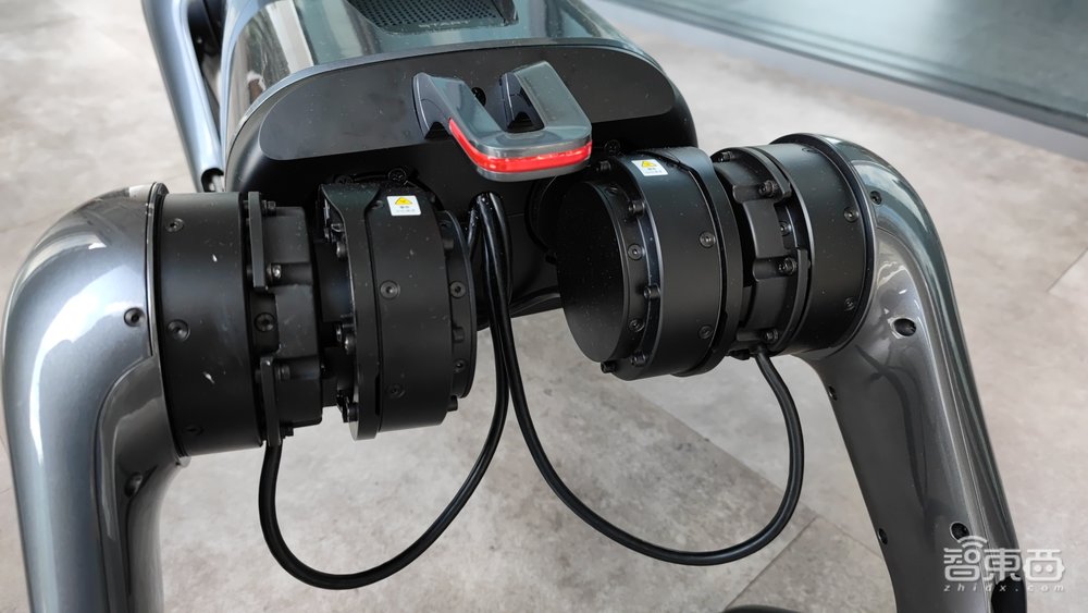 深度体验小米“铁蛋”机器狗：作揖卖萌后空翻，六大黑科技揭秘