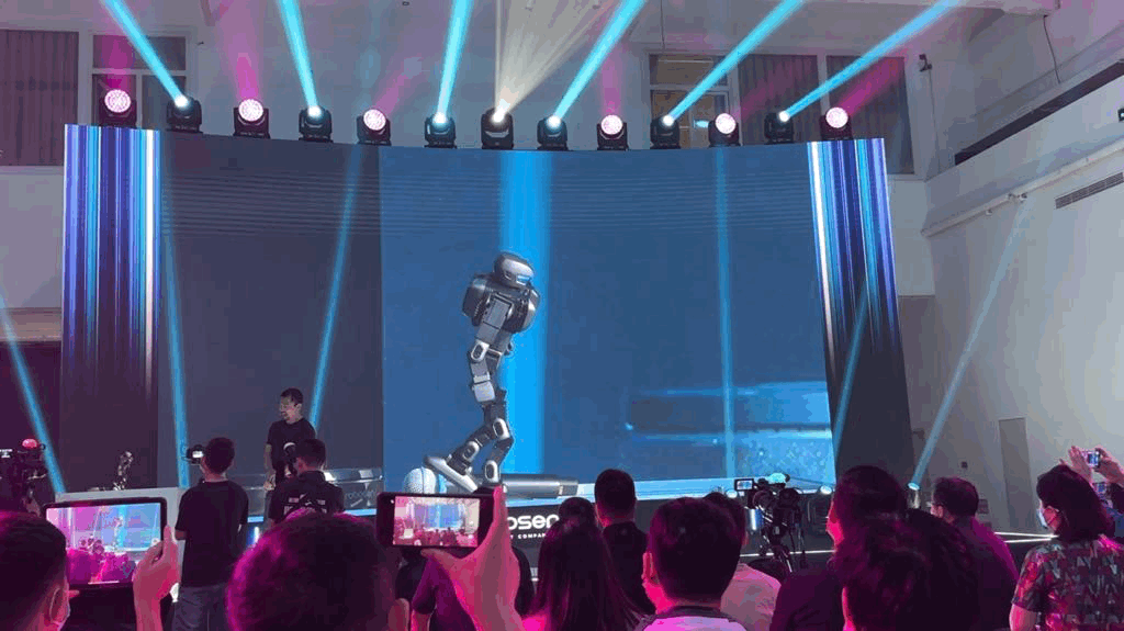 变形机器人用上AI大模型!现场表演高难度瑜伽,能表现100+种情绪