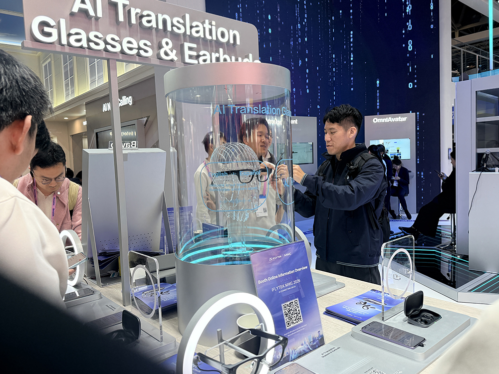 中国科技军火轰向MWC！豆包千问硬控老外，手机新物种炸场，6G真要来了