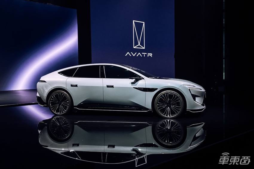 阿维塔12坚守30万以上市场,华为智驾和鸿蒙座舱都没缺席