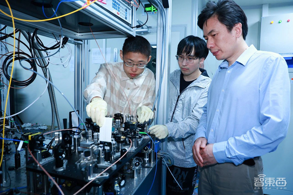 清华计算双“王炸”登Nature!类脑芯片取得重大突破,量子模拟打破国际纪录