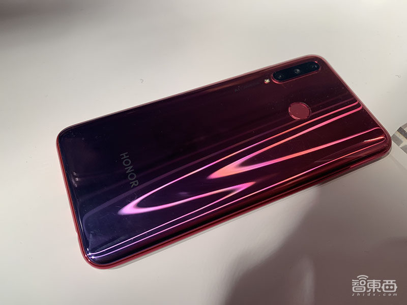 荣耀2019开年第一机：3200万AI自拍+后置超广角三摄，售价1599元！