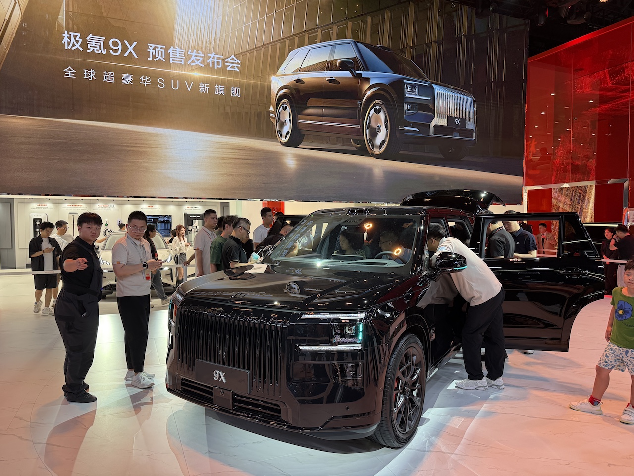 洋豪品牌一个没来！国产车价格战现场开打，暴走3万步看成都车展六大真相