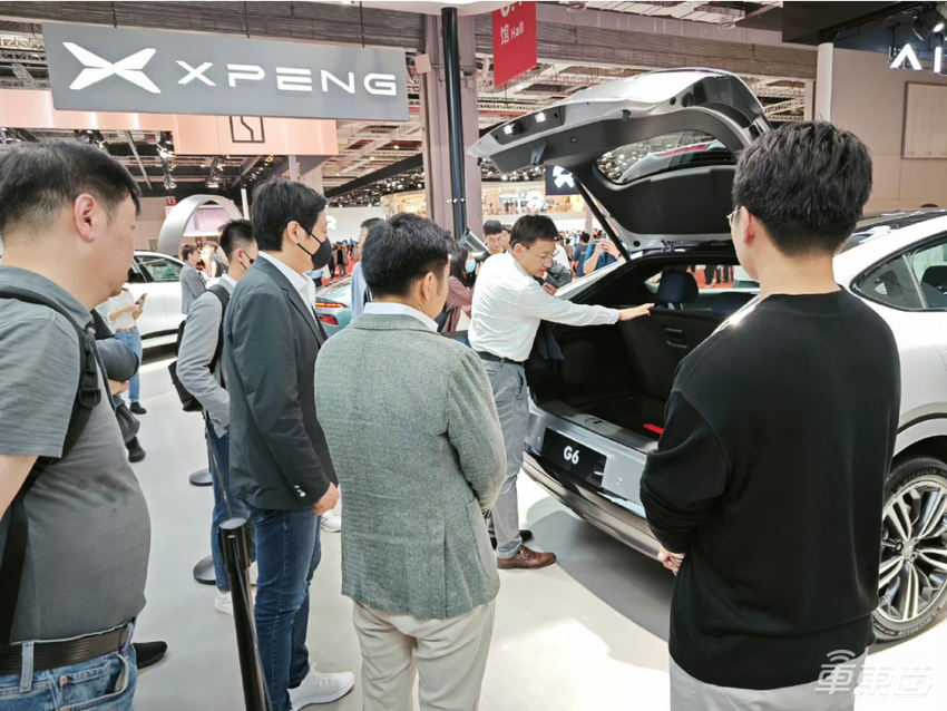 雷军很忙！发完手机连夜赶往车展，去了这8家展台