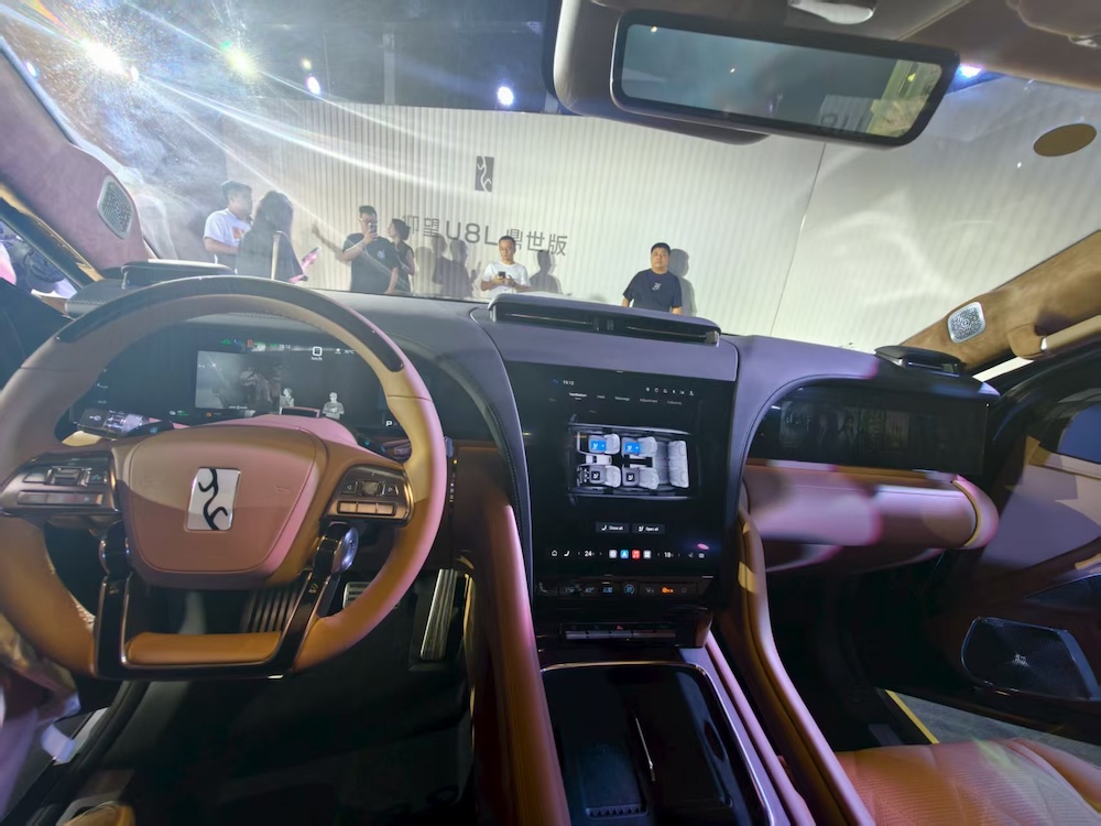 128万起！比亚迪车皇开卖，戴24K黄金车标，还能隔空开车窗