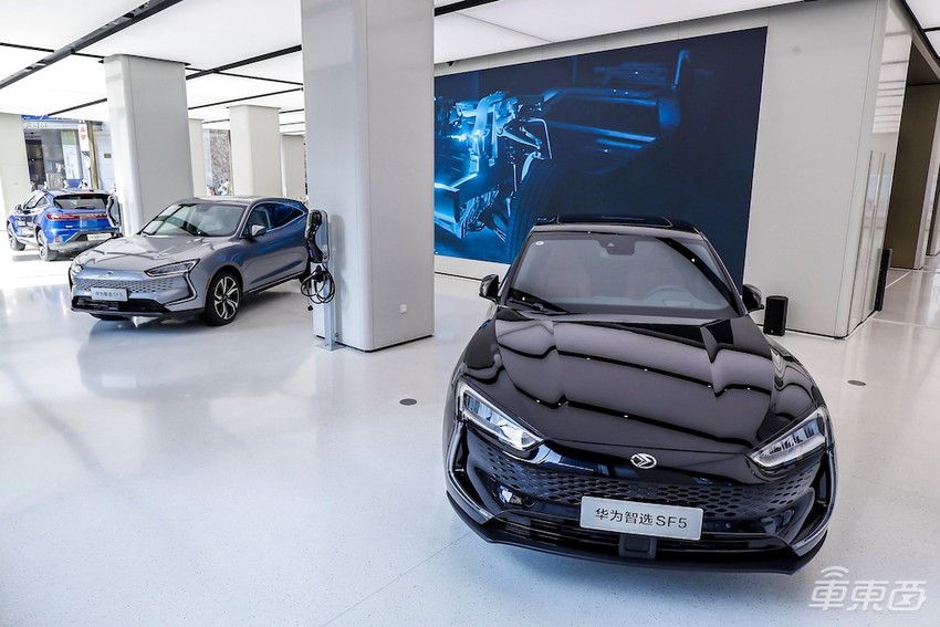 重庆试驾华为版增程电动车:动力不输百万级跑车,华为音响上档次