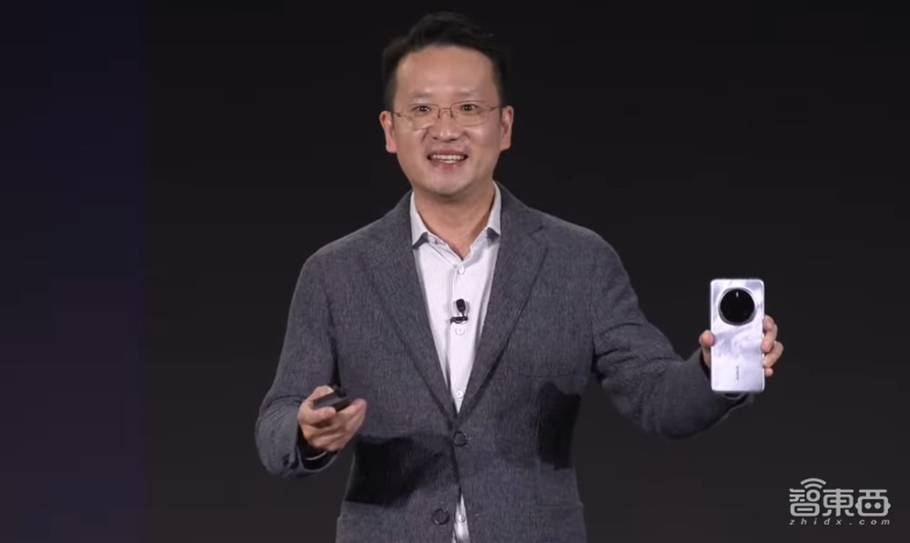 高通甩两大芯片王炸!AI大模型联手腾讯智谱,小米15抢首发,荣耀剧透新机