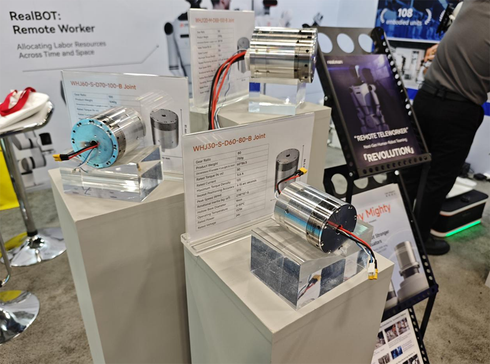 睿爾曼CES曬三大具身智能產(chǎn)品，演示跨洋實(shí)時(shí)遙操機(jī)器人拿東西