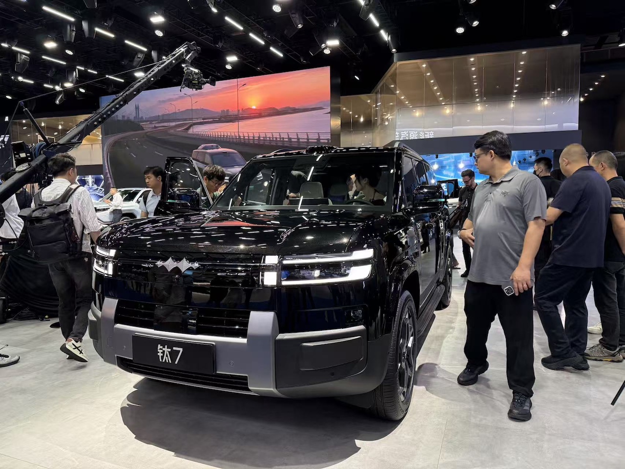 洋豪品牌一个没来！国产车价格战现场开打，暴走3万步看成都车展六大真相