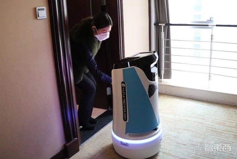 调查:酒店机器人服务员多地上岗!抗疫战里的“科技兵”