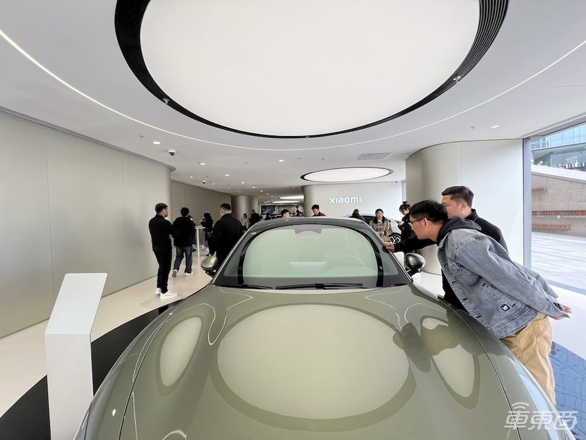 小米汽车门店火爆到限流！看车队伍排到晚上10点，消费者：加完班也要来看看