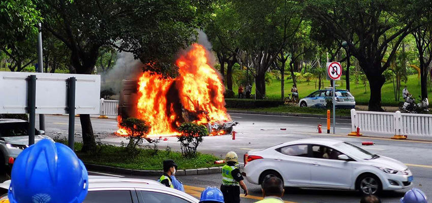 突发!深圳一电动车起火致驾驶员身亡,疑似电动依维柯
