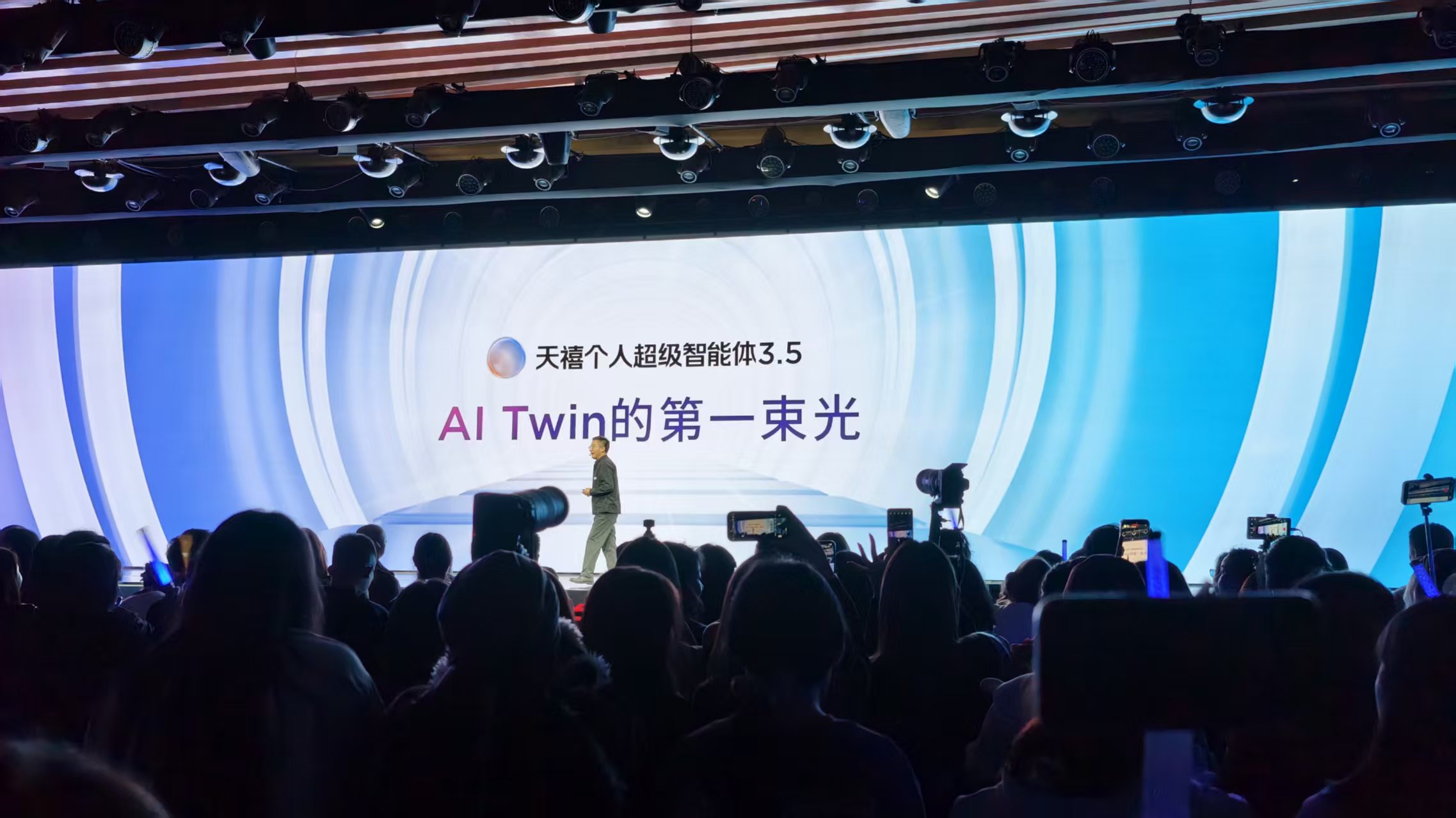 刚刚，联想发了一部张凌赫用气球可以放飞的手机