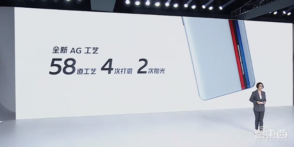 游戏手机揭幕战!iQOO 7能否顶住“火龙888”?安兔兔1W分险胜小米