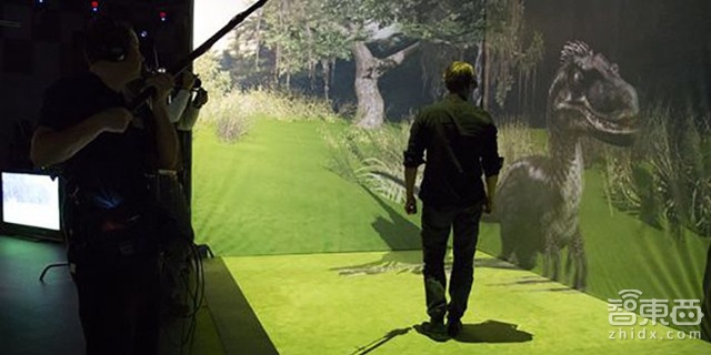 用虚拟现实头盔踏入侏罗纪世界感觉会怎样?