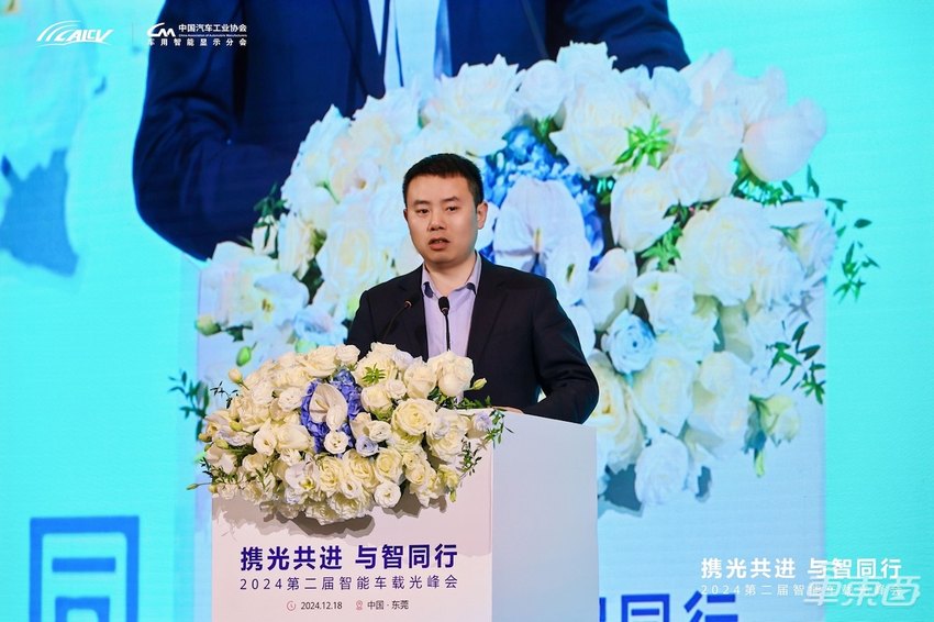 第二届智能车载光峰会举行，华为首批智能车载光认证合作伙伴完成签约