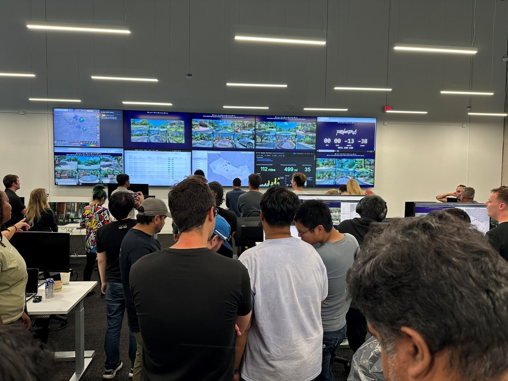 特斯拉无人出租“翻车”了？上线两日多次违反交规，运营首日就遭调查