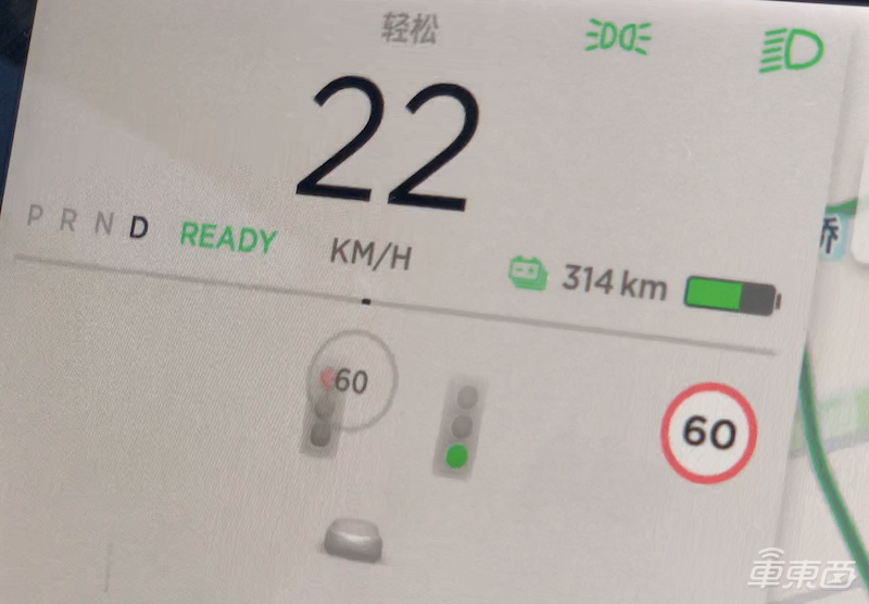 特斯拉挑战北京雨天:被五个红绿灯整傻眼了!?