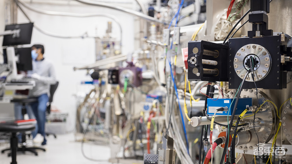 微軟甩出量子計算核彈！巴掌大芯片，算力將干翻全球計算機