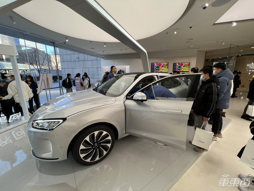 华为鸿蒙汽车北京开卖!店内人满为患,两天卖出去7台