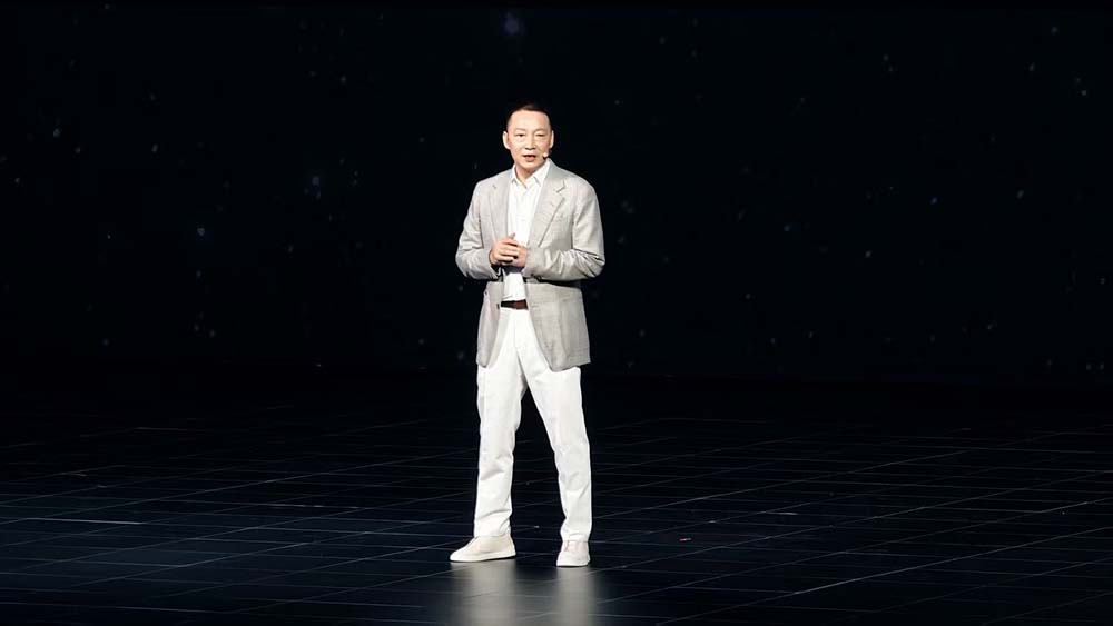 刚刚，荣耀整了个大活，掏出机器人手机！发最强AI搭子