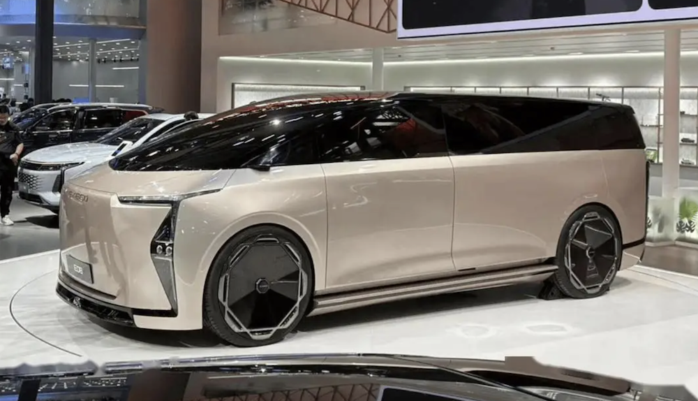 疑似鸿蒙智行首款MPV谍照曝光，华为五菱或采用HI模式合作