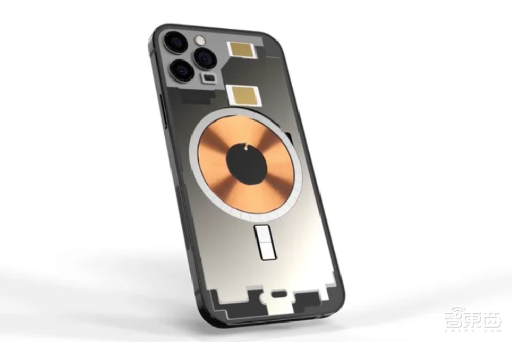iPhone 13竟成充电宝，“鸽”了三年的反向无线充电终于来了