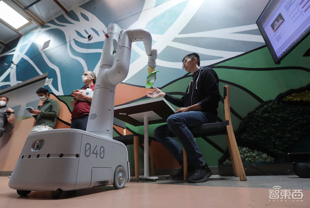 谷歌将大模型塞进机器人！干活更麻利，还能听懂“话外音”