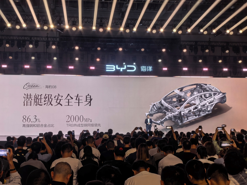 比亚迪海洋旗舰家轿19.69万起开卖！云辇-A、后轮转向、天神之眼B全上车