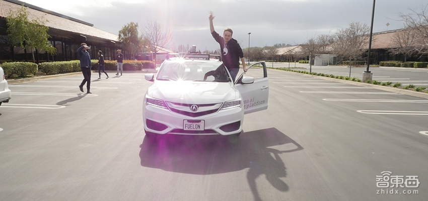 iPhone破解第一人要挑战特斯拉 要让无人驾驶免费