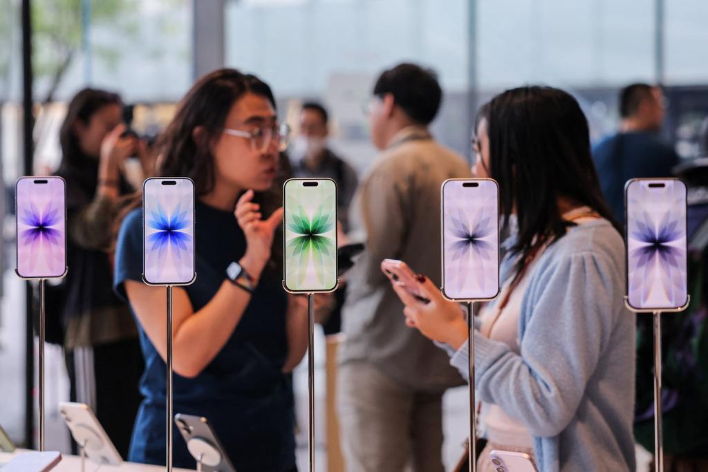 苹果市值暴涨1万亿！iPhone 17卖爆，股价创新高