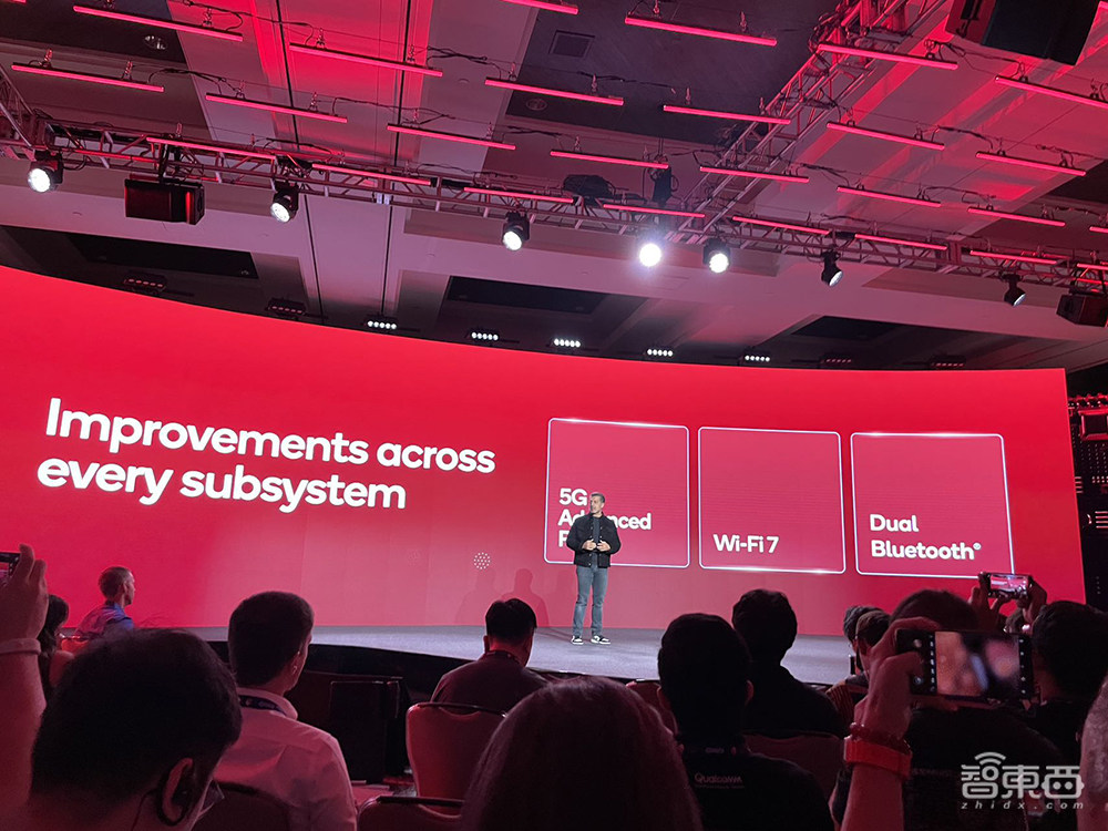 高通甩出最强芯片三件套!手机跑100亿参数大模型,PC芯片逆袭苹果英特尔