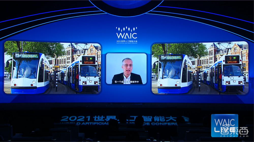 马化腾谈太空计划、李彦宏合影火星车！WAIC开幕请了4个数字人当主持