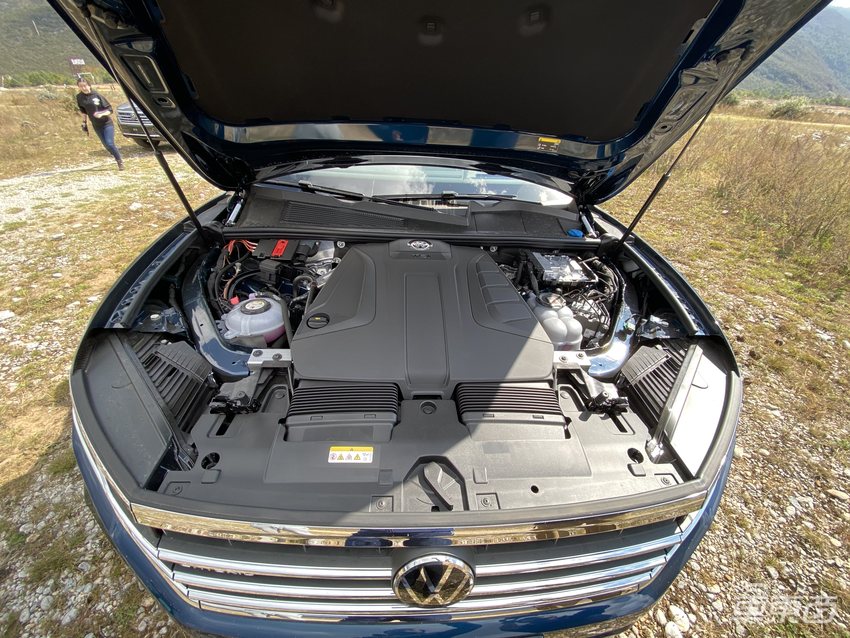 抢先试驾途锐eHybird：百公里加速5.7秒还有L2级自动驾驶