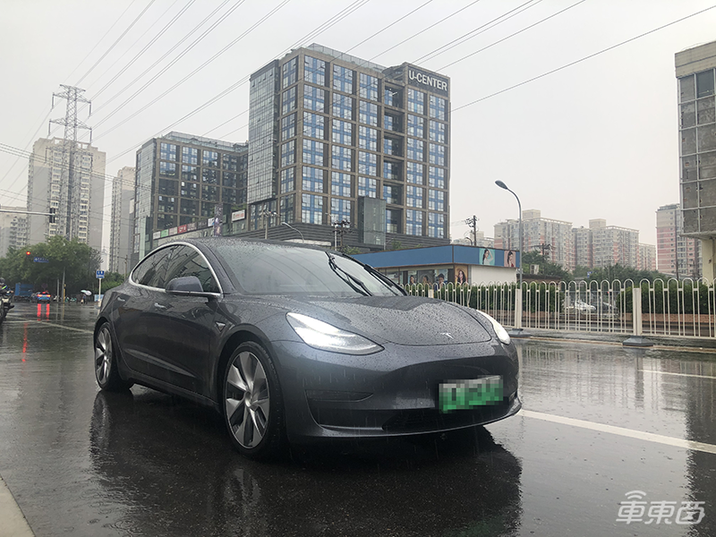 特斯拉挑戰(zhàn)北京雨天：被五個(gè)紅綠燈整傻眼了！？