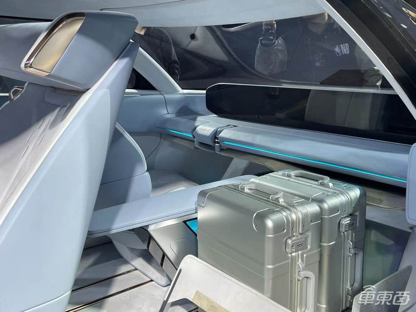 悠跑科技发布两大产品:一个底盘三个舱体,未来车企造车更简单了