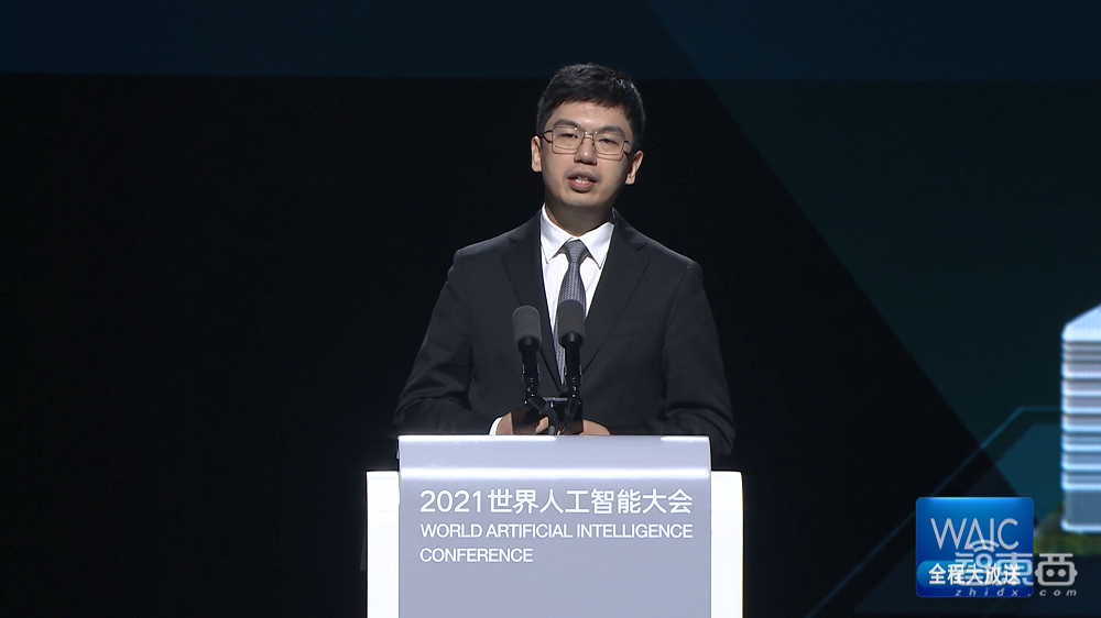 马化腾谈太空计划、李彦宏合影火星车!WAIC开幕请了4个数字人当主持