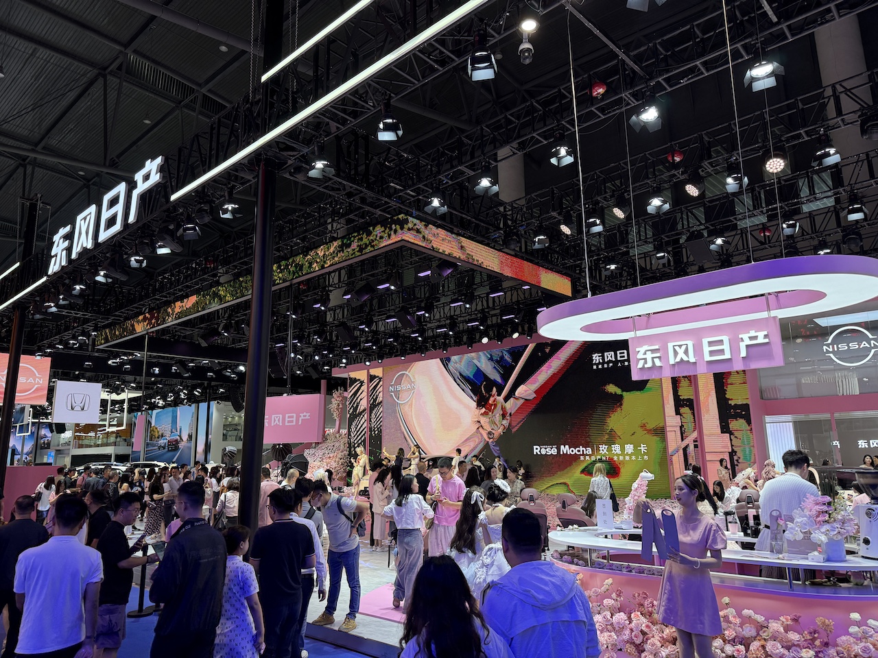 洋豪品牌一个没来！国产车价格战现场开打，暴走3万步看成都车展六大真相