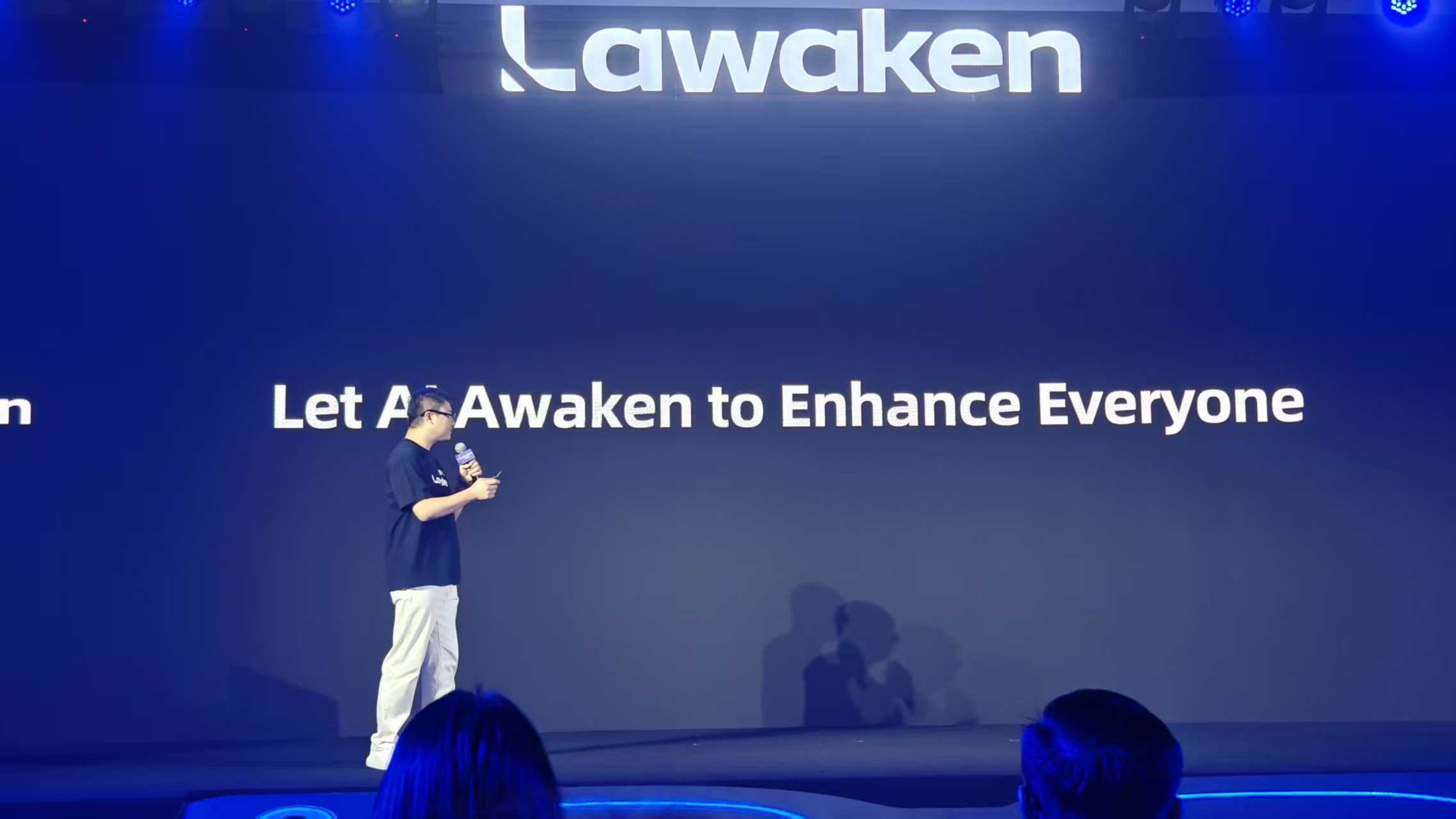 首发AI眼镜专属大模型,掏出“零级智能体”,李未可连发三款智能眼镜,799元起