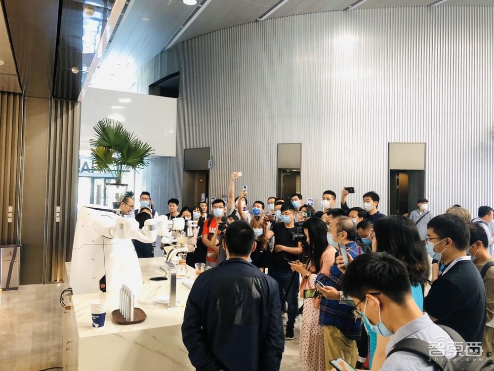 中关村论坛、服贸会中的机器人志愿者背后：落地20+行业场景，让机器人“真有用”