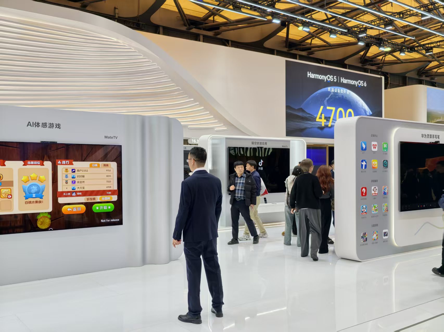 暴走两万步逛遍中国版CES！AI养龙虾、人形机器人火爆，追觅手机上手