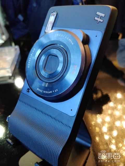 整套售价9999! 这是联想最贵最硬的MOTO手机