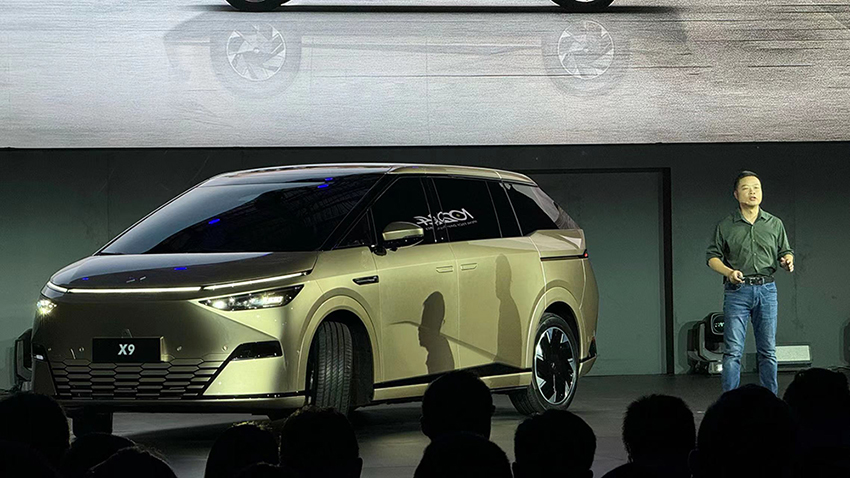 小鹏截胡理想先发MPV！首秀双足机器人、赛博飞行车…像极了特斯拉