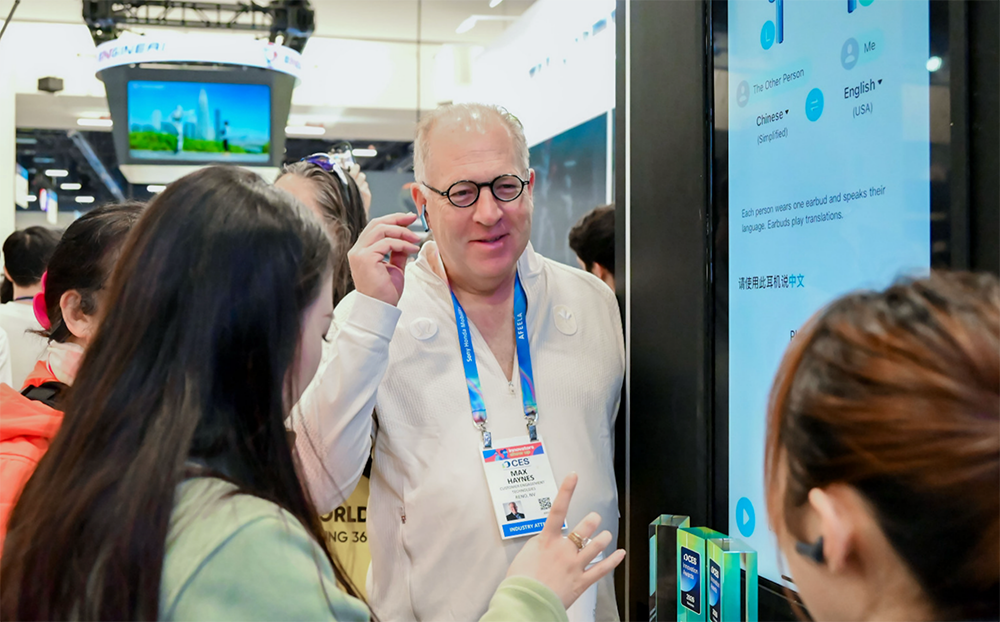 時空壺AI同傳耳機(jī)CES秀到老外，嘈雜環(huán)境中清晰實(shí)時翻譯，延遲低至2秒級
