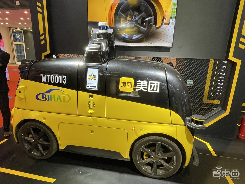 邓丽君现场“复活”!130只机器狗群舞,世界机器人大会7大亮点揭秘