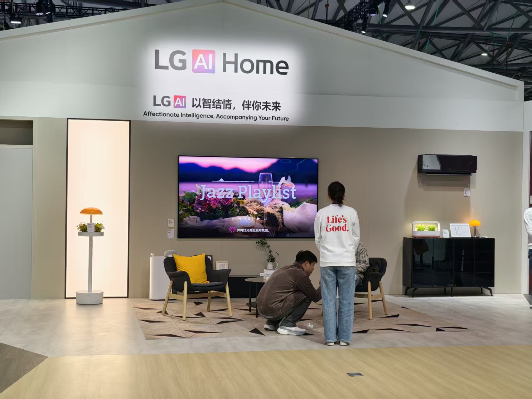 暴走两万步逛遍中国版CES！AI养龙虾、人形机器人火爆，追觅手机上手